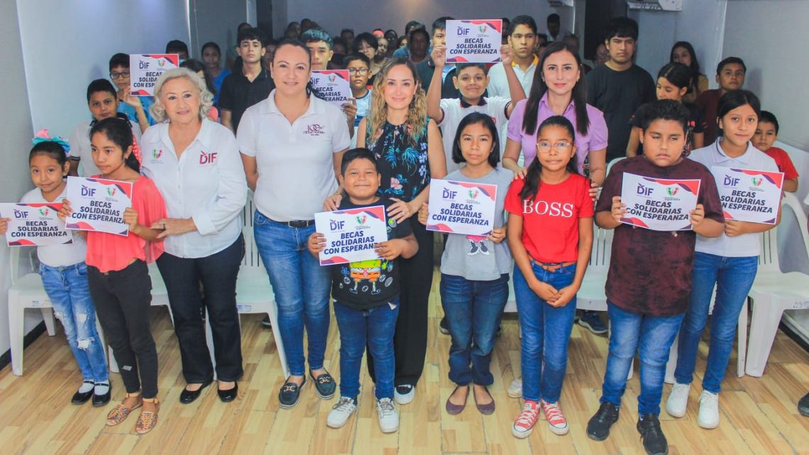 DIF Madero entrega becas a niños Pannarti