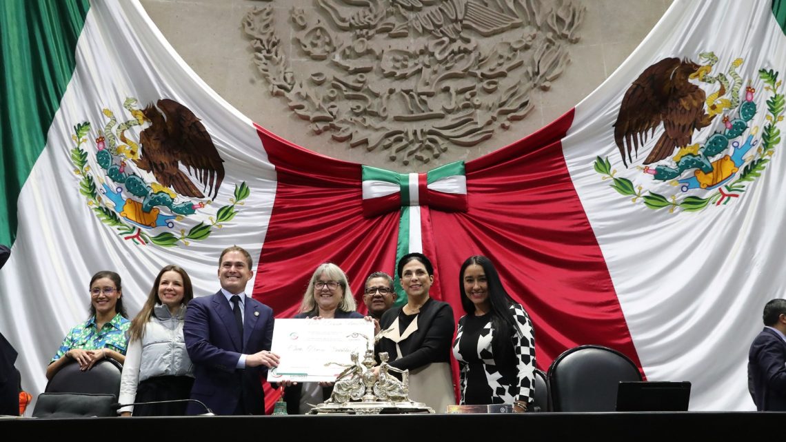 La diputada Marcela Guerra entrega reconocimiento a la ganadora del Premio Nobel de Física 2018, Donna Strickland