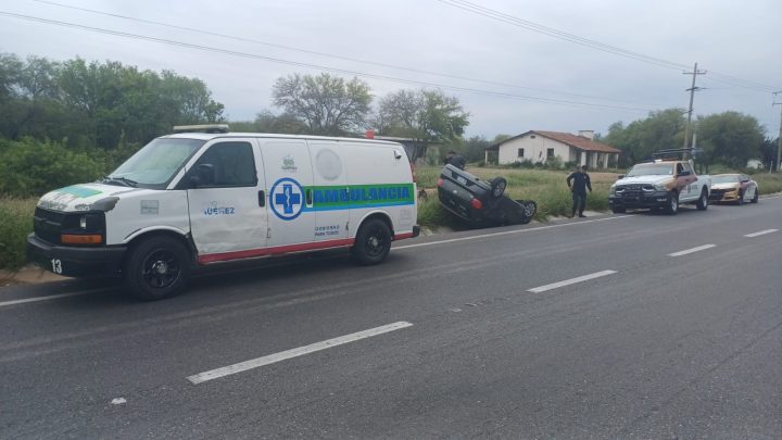 Guardia Estatal auxilia a conductor tras volcadura