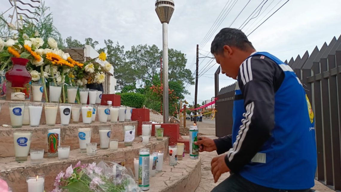 Llegan a dejar flores, veladoras, peluches y mensajes en memoria de los fallecidos en la Iglesia Santa Cruz