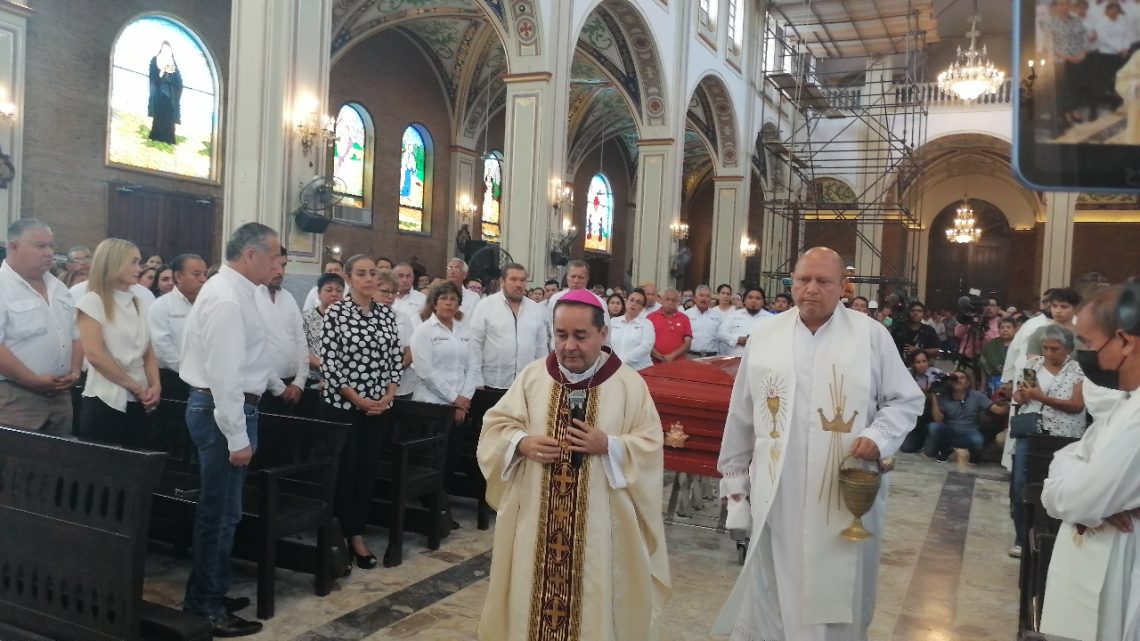 Se realiza misa con cuerpo presente en memoria de los fallecidos en iglesia Santa Cruz