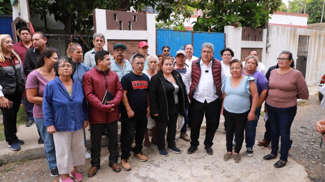 Atiende Armando Martínez necesidades de vecinos en sector Monte Alto