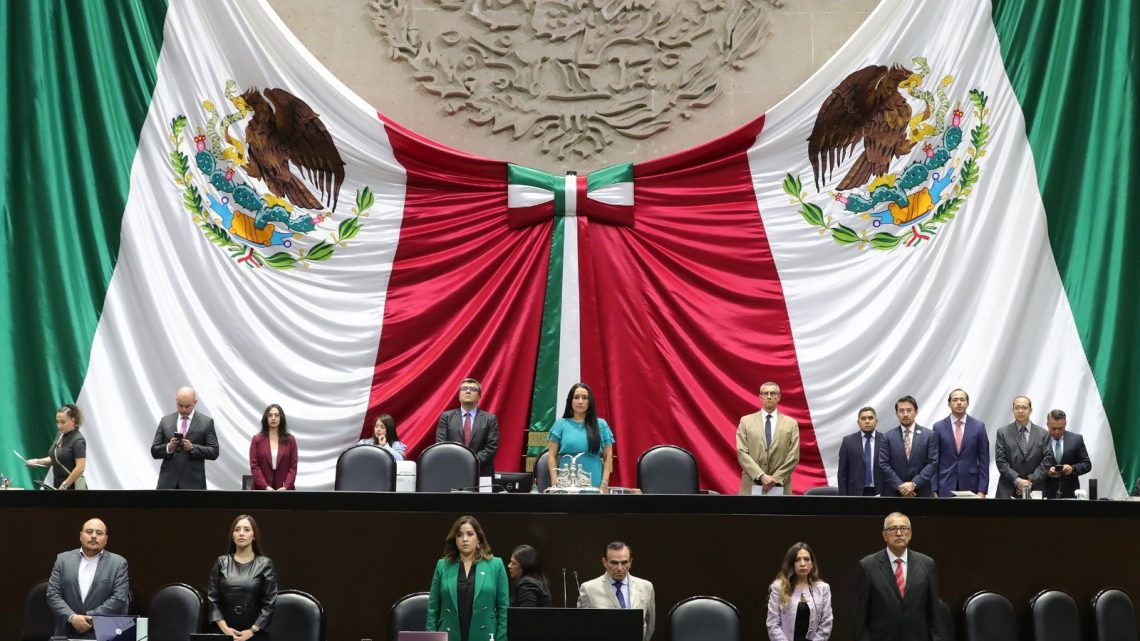 Guarda Cámara de Diputados minuto de silencio por víctimas del huracán Otis en Guerrero