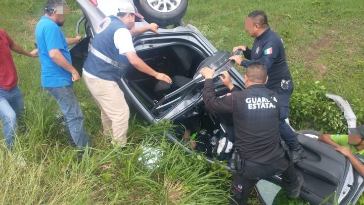 Guardia Estatal asiste a ocupantes de vehículos accidentados en carretera