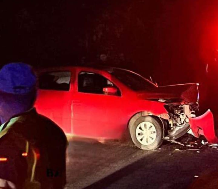 Aparatosa colisión entre un «vocho» y un taxi