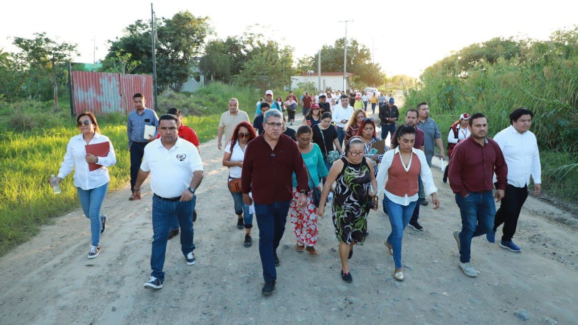 Recorre Armando Martínez Manríquez colonias del sur de Altamira atendiendo gestiones