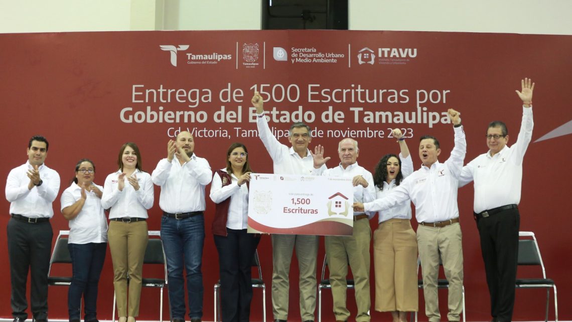 Entrega Américo escrituras a 1,500 familias tamaulipecas