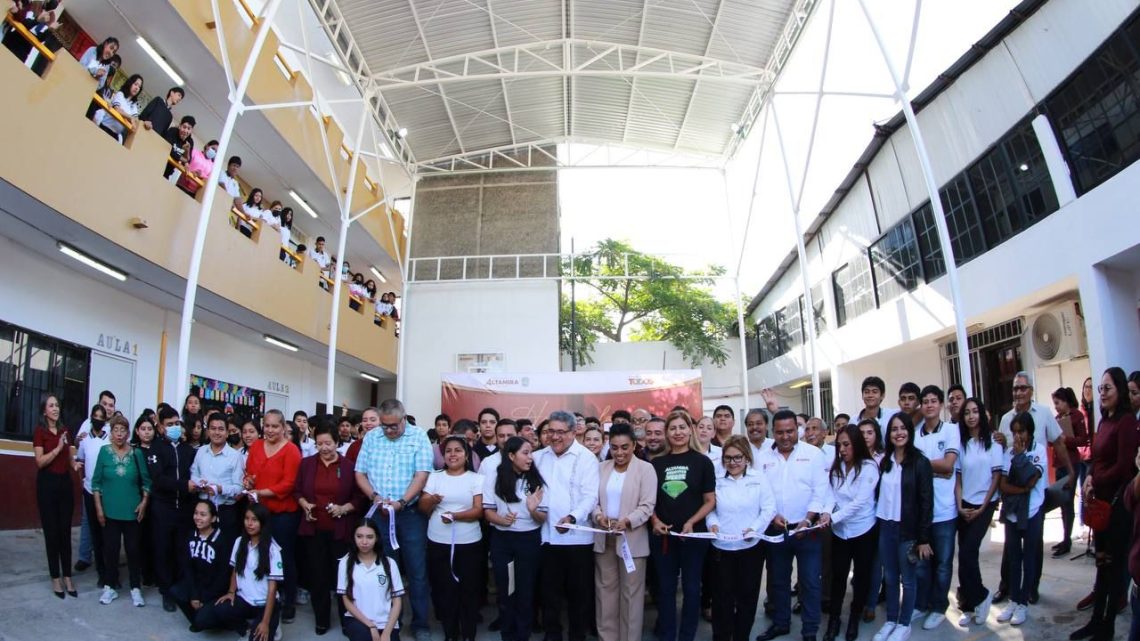 Entrega Armando Martínez Manríquez techumbre a Escuela Preparatoria Municipal