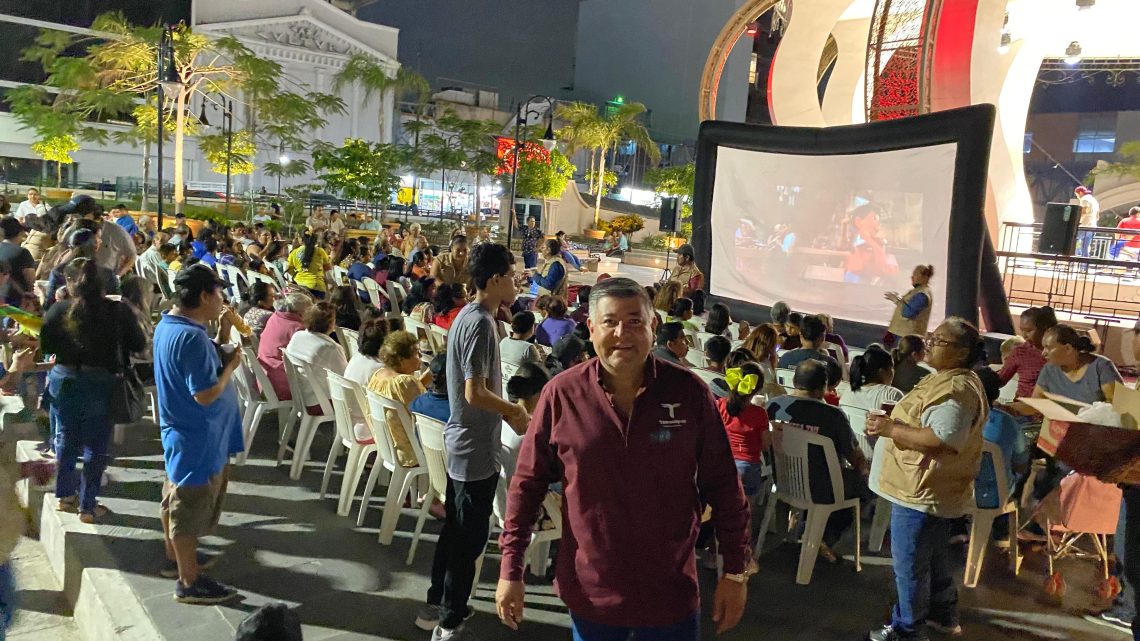 Cientos de familias disfrutan de «Cine en tu Colonia» en la Plaza Isauro Alfaro