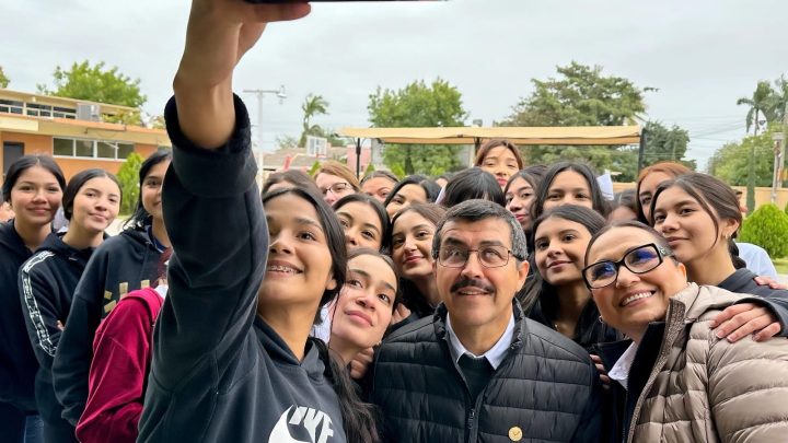 Dámaso Anaya fortalece vínculos con universitarios de la UAT Campus Mante