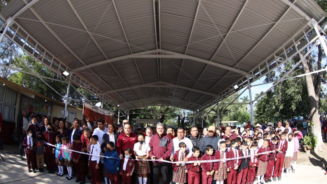 Entrega Armando Martínez Manríquez nueva techumbre en primaria del ejido El Fuerte