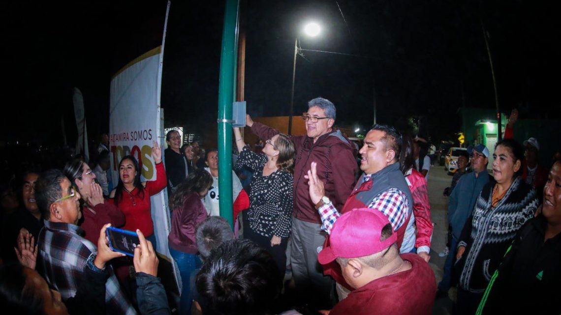 Enciende alcalde Armando Martínez Manríquez luminarias en campo de fútbol de Haciendas I