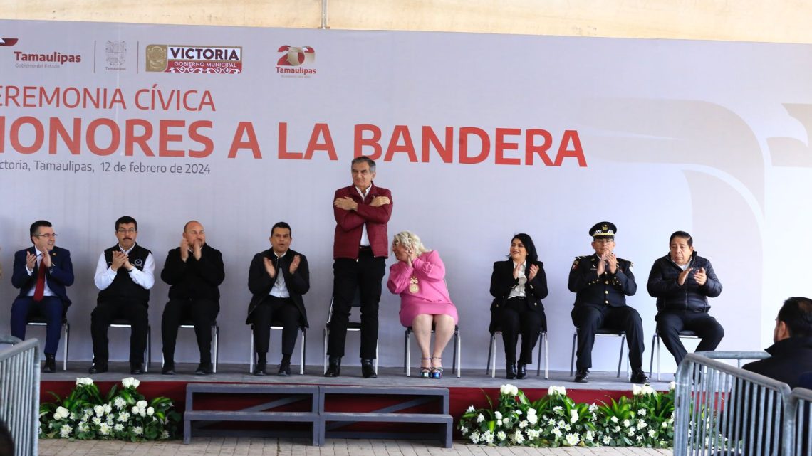 Entrega gobernador apoyos para mejorar servicios e infraestructura en Victoria