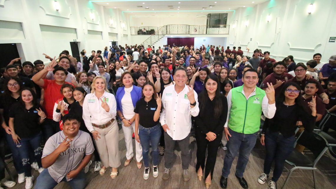 Geño dialoga con jóvenes universitarios y plantea propuestas legislativas