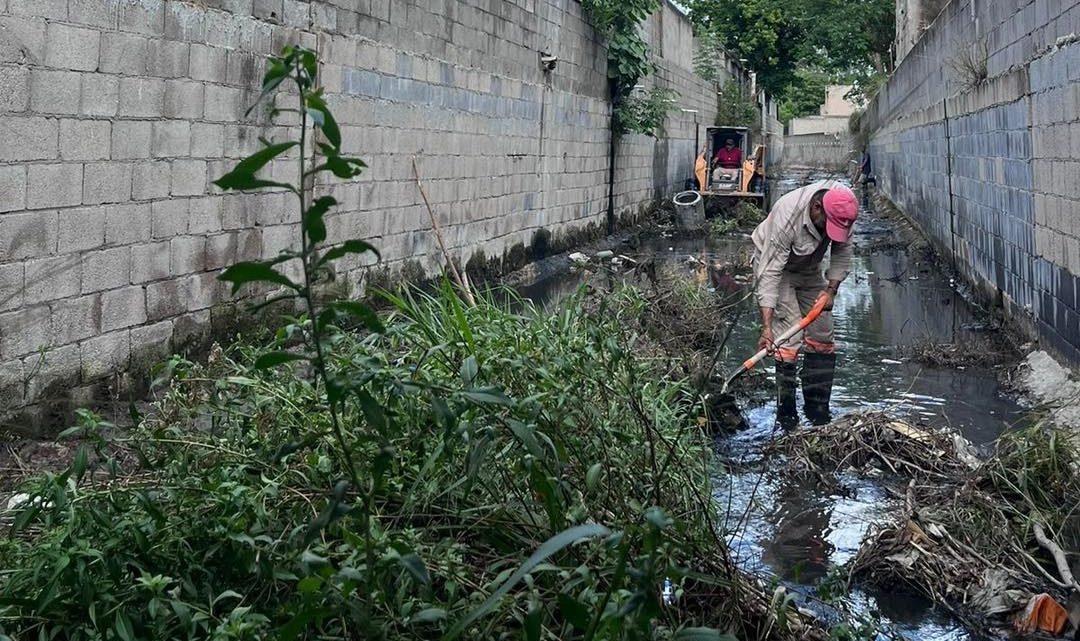 Apoya COMAPA Altamira a Gobierno Municipal en limpieza de canales y drenes pluviales