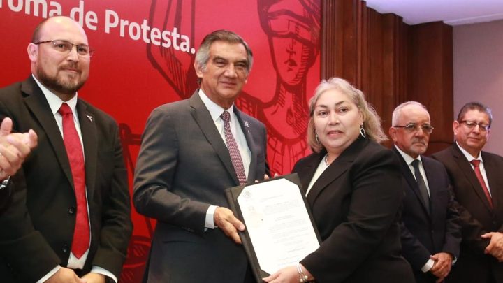 Entrega Américo patentes de aspirante a notarios públicos