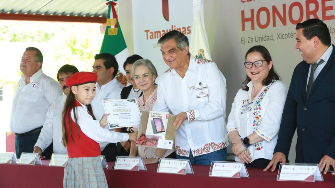 Apadrinan Américo y María a estudiantes de Xicoténcatl; presupuesto sin límites para becas