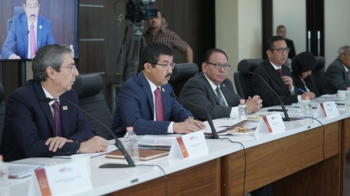 Dámaso Anaya presenta informe financiero y académico al Patronato de la UAT