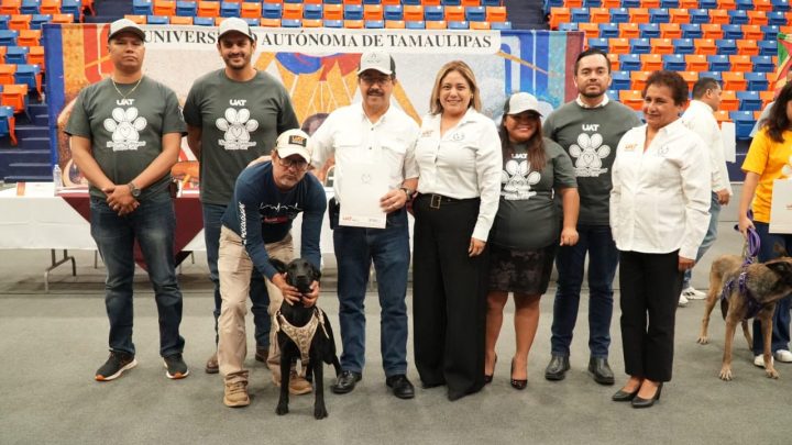 Entrega la UAT en adopción a héroes caninos