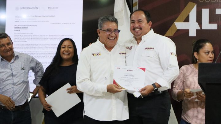 Entrega alcalde Dr. Armando Martínez Manríquez reconocimiento a COMAPA Altamira