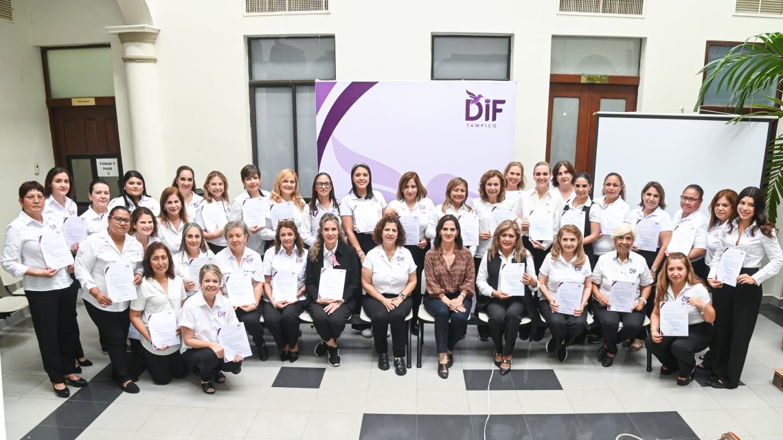 Presidenta del DIF Tampico Entrega Nombramientos a Equipo de Colaboradoras