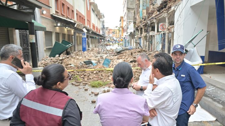 Atiende Mónica Villarreal desplome de fachada de antiguo Edificio en zona centro