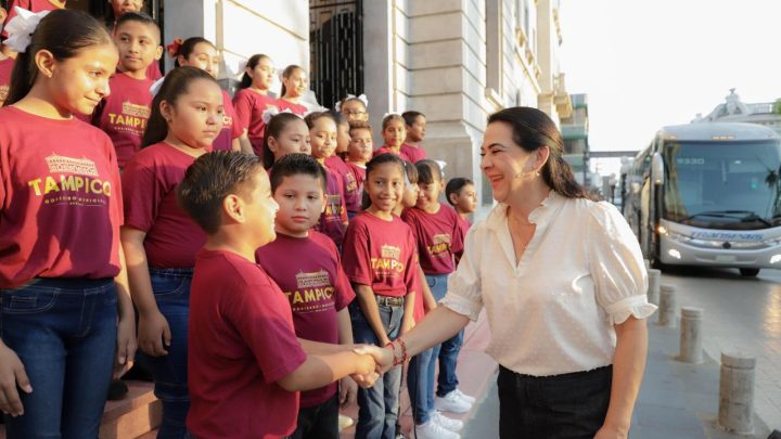 Reconoce Mónica Villarreal Desempeño Académico de Alumnos Destacados