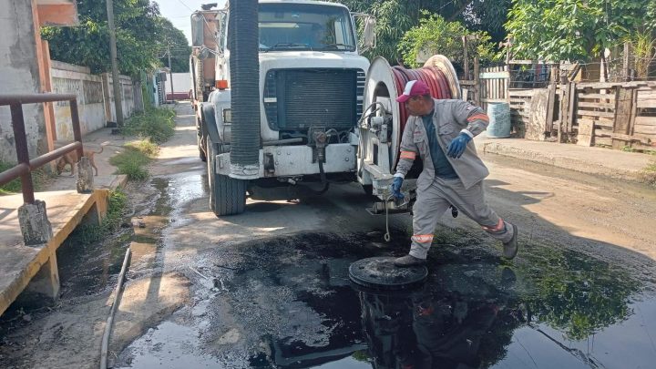 COMAPA Altamira proporciona mantenimiento a drenaje de colonias