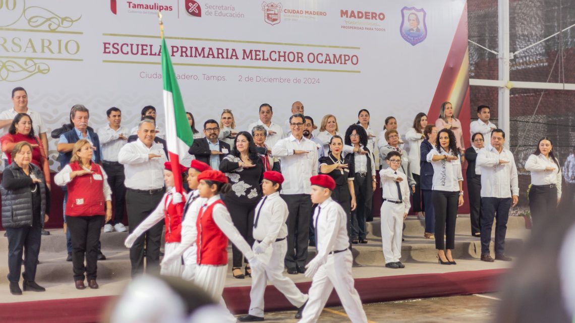 Maestros y alumnos de la «Melchor Ocampo» entregan reconocimiento a Erasmo González