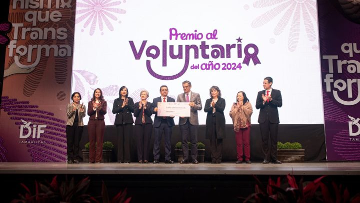 Premian Américo y María de Villarreal a los voluntarios del año