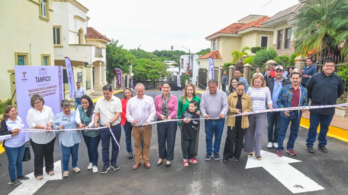 Inaugura Mónica Villarreal Pavimentación  de Calle en la colonia Petrolera