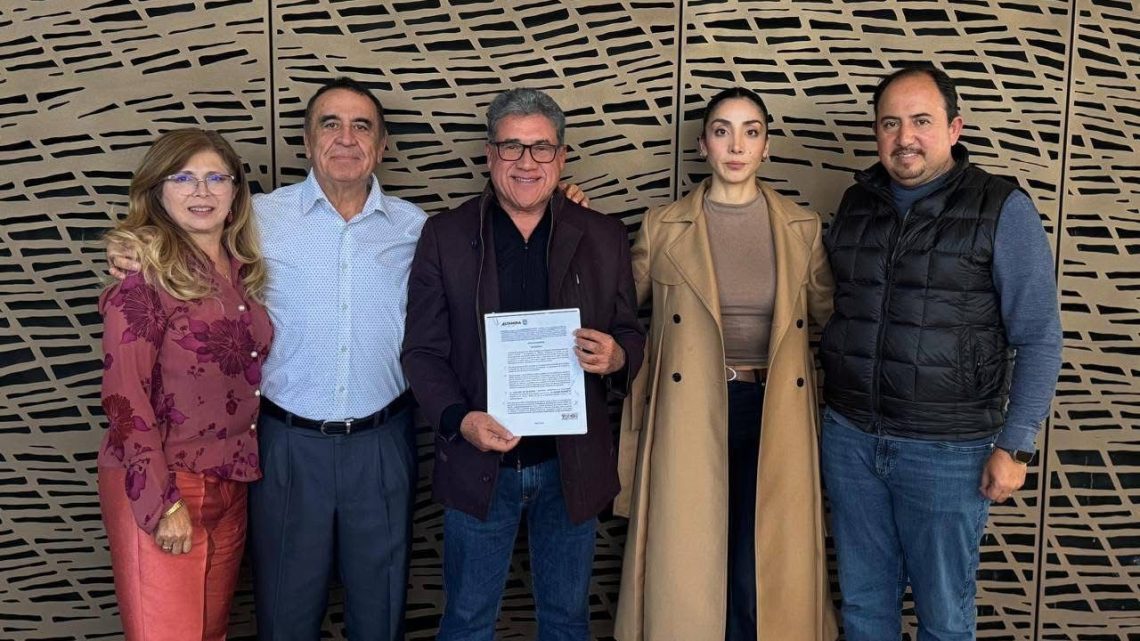 Firma Armando Martínez Título de Concesión para la construcción de la PTAR