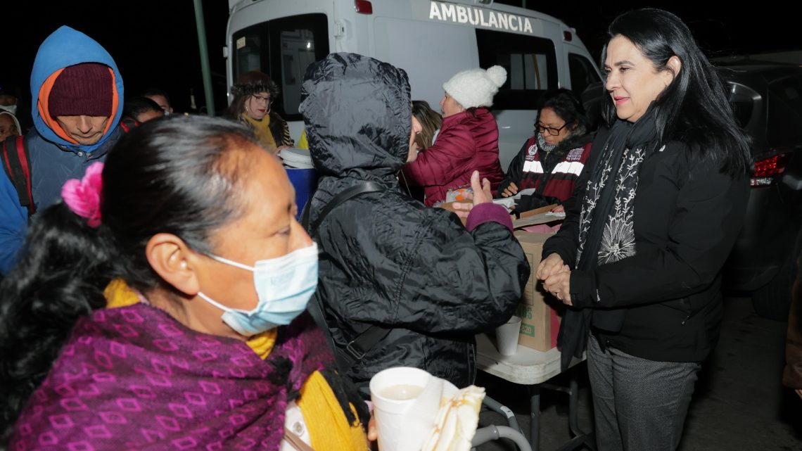 Distribuyen Mónica y Luz Adriana Villarreal, Cobijas y Alimentos a Pacientes y Familiares en Hospital General