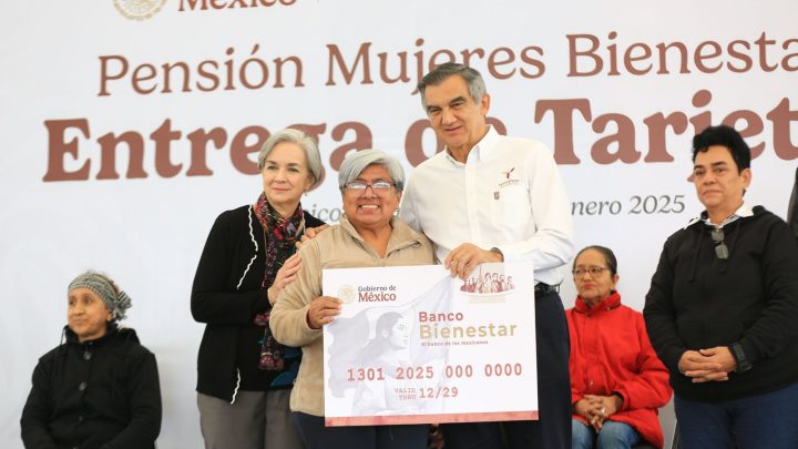 Entrega Américo Villarreal tarjetas del programa «Mujeres Pensión Bienestar»